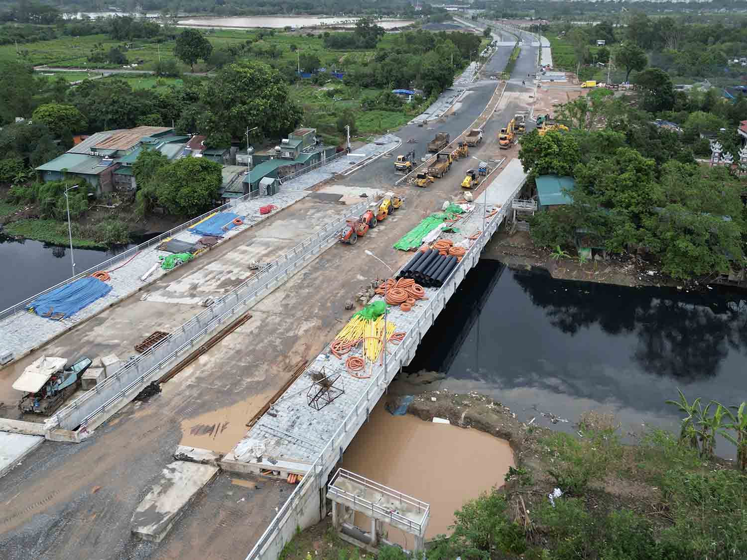 Toàn tuyến có cầu vượt qua sông Nhuệ đã cơ bản hoàn thành các hạng mục chính. Ảnh: Hữu Chánh