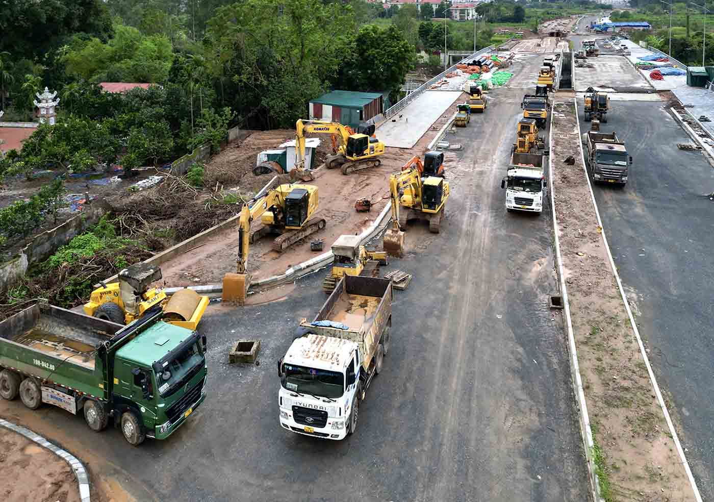 Trong ảnh là khu vực tập kết máy móc đoạn cầu vượt sông Nhuệ. Ảnh: Hữu Chánh