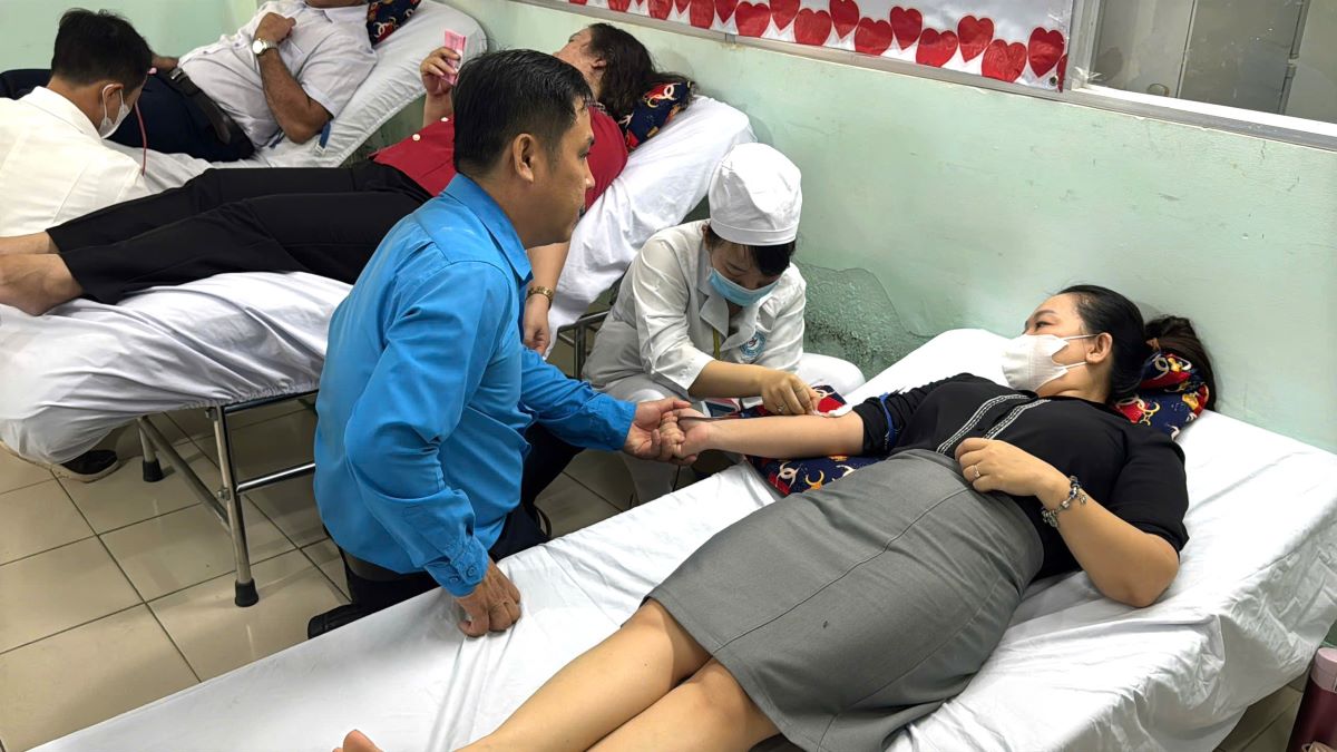 Binh Thuan union members participate in blood donation.
