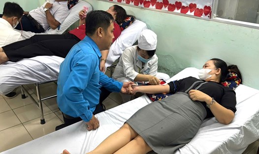 Đoàn viên công đoàn viên chức Bình Thuận tham gia hiến máu.