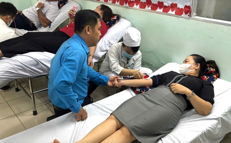 Binh Thuan union members participate in blood donation.