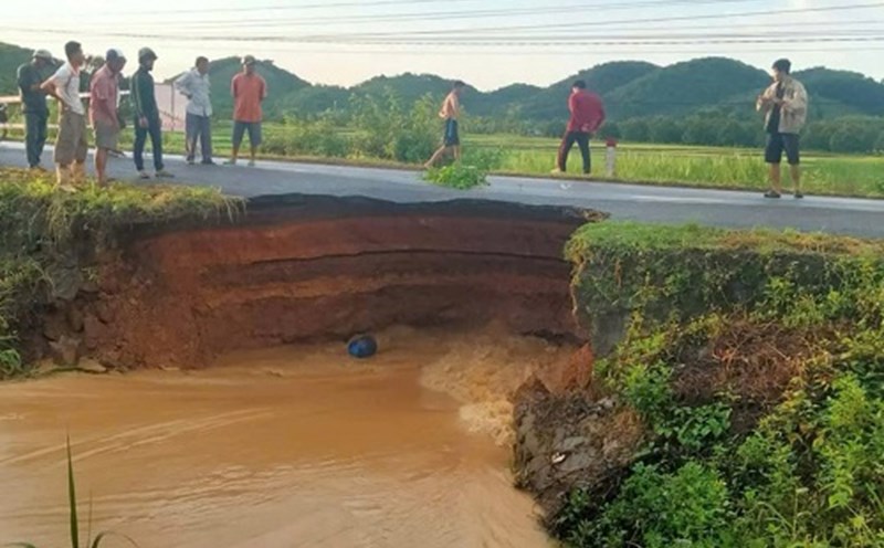 The location of the landslide, the death hole appeared on Provincial Road 721 in Lam Dong. Photo: Hoai Thanh