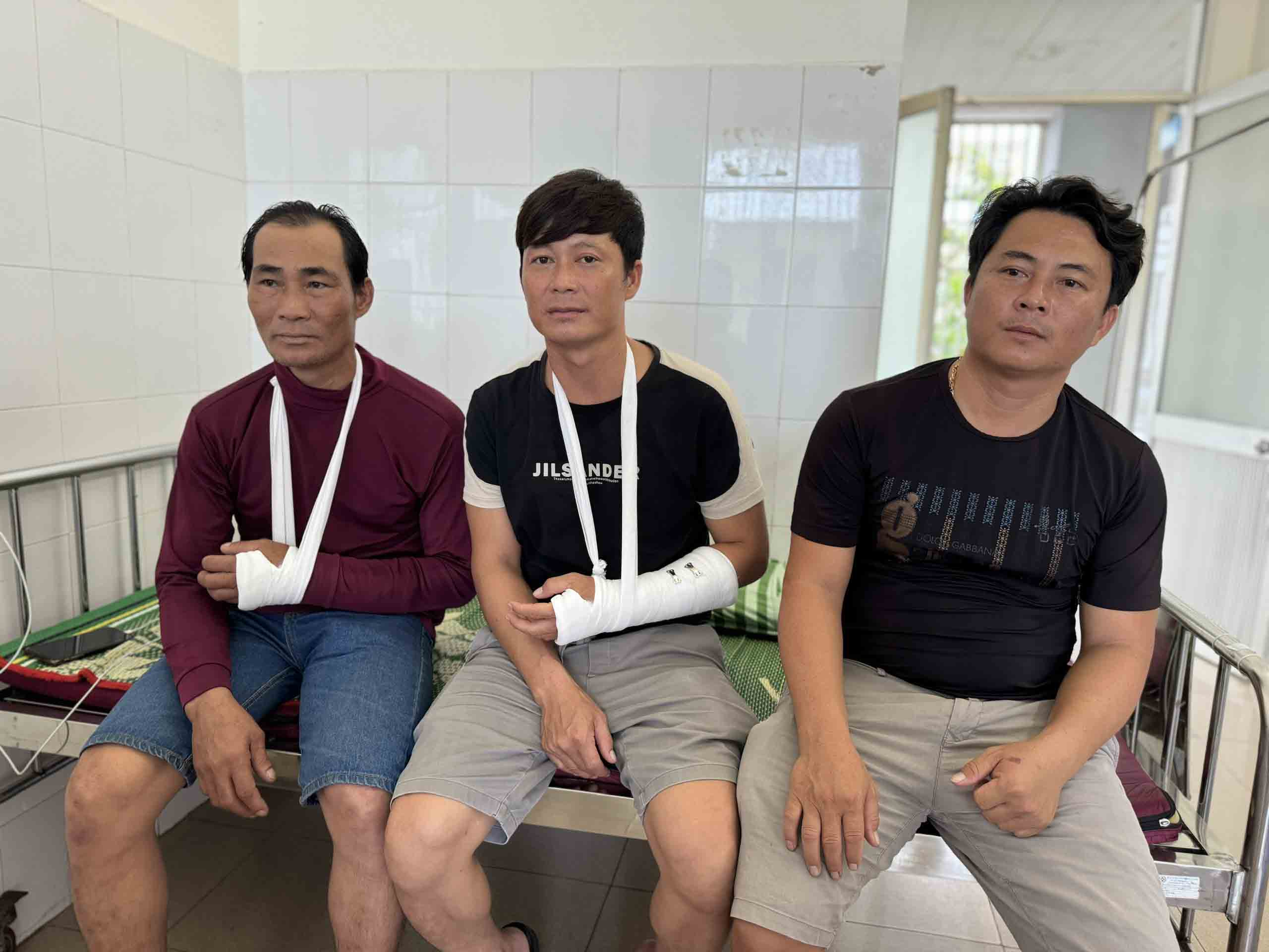 After returning to shore, many fishermen were taken to Quang Ngai General Hospital for treatment with injuries all over their bodies. Photo: Vien Nguyen