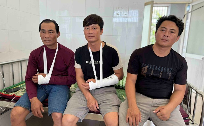 After returning to shore, many fishermen were taken to Quang Ngai General Hospital for treatment with injuries all over their bodies. Photo: Vien Nguyen