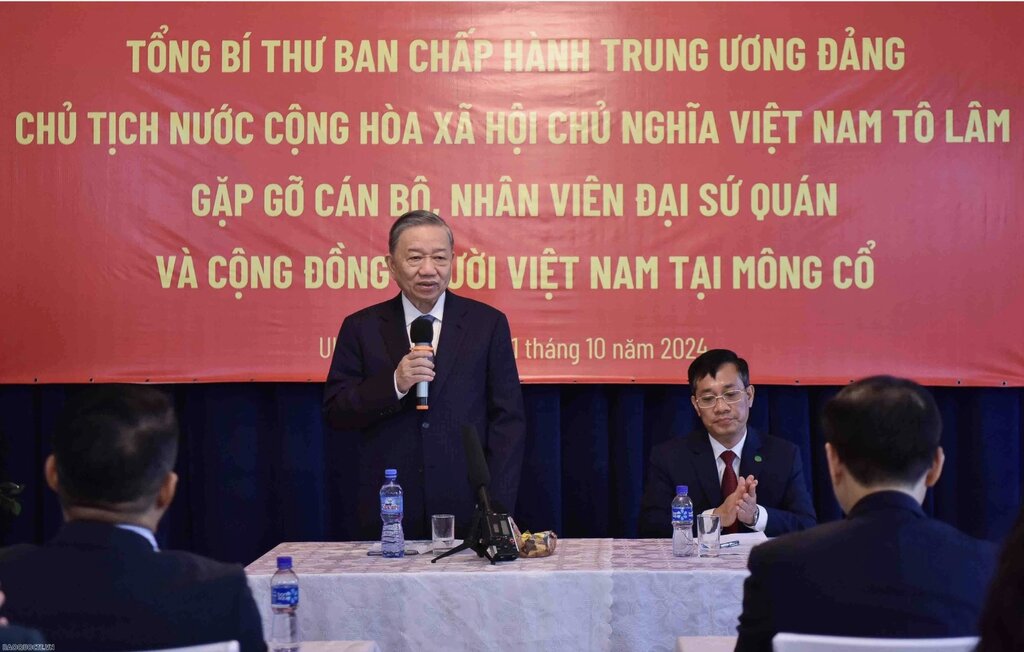 General Secretary and President To Lam met and had a friendly talk with officials and staff of the Embassy and representatives of the Vietnamese community in Mongolia. Photo: Nguyen Hong