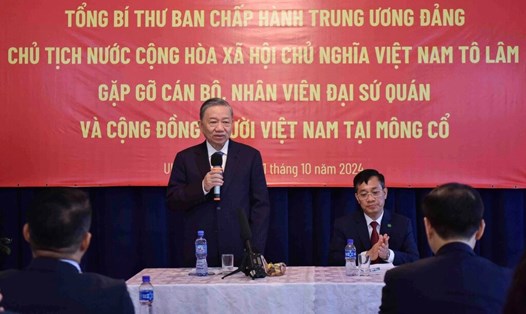 Tổng Bí thư, Chủ tịch nước Tô Lâm gặp gỡ, nói chuyện thân mật với cán bộ, nhân viên Đại sứ quán và đại diện cộng đồng người Việt tại Mông Cổ. Ảnh: Nguyễn Hồng