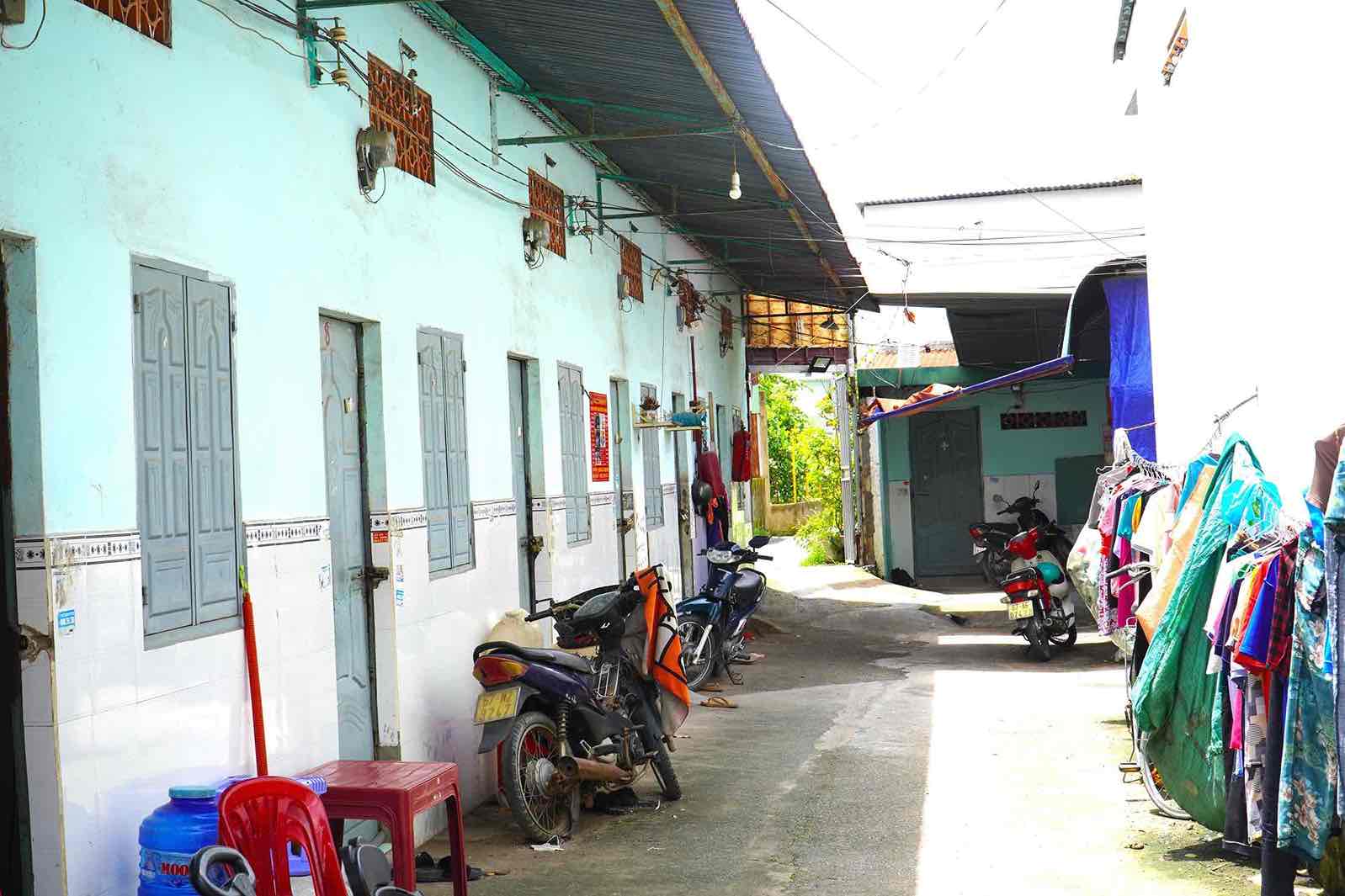 A boarding house in Thanh Phu commune, Vinh Cuu district is deserted with workers renting it. Photo: HAC