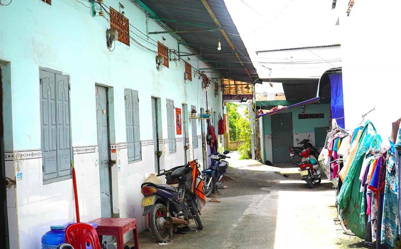 A boarding house in Thanh Phu commune, Vinh Cuu district is deserted with workers renting it. Photo: HAC