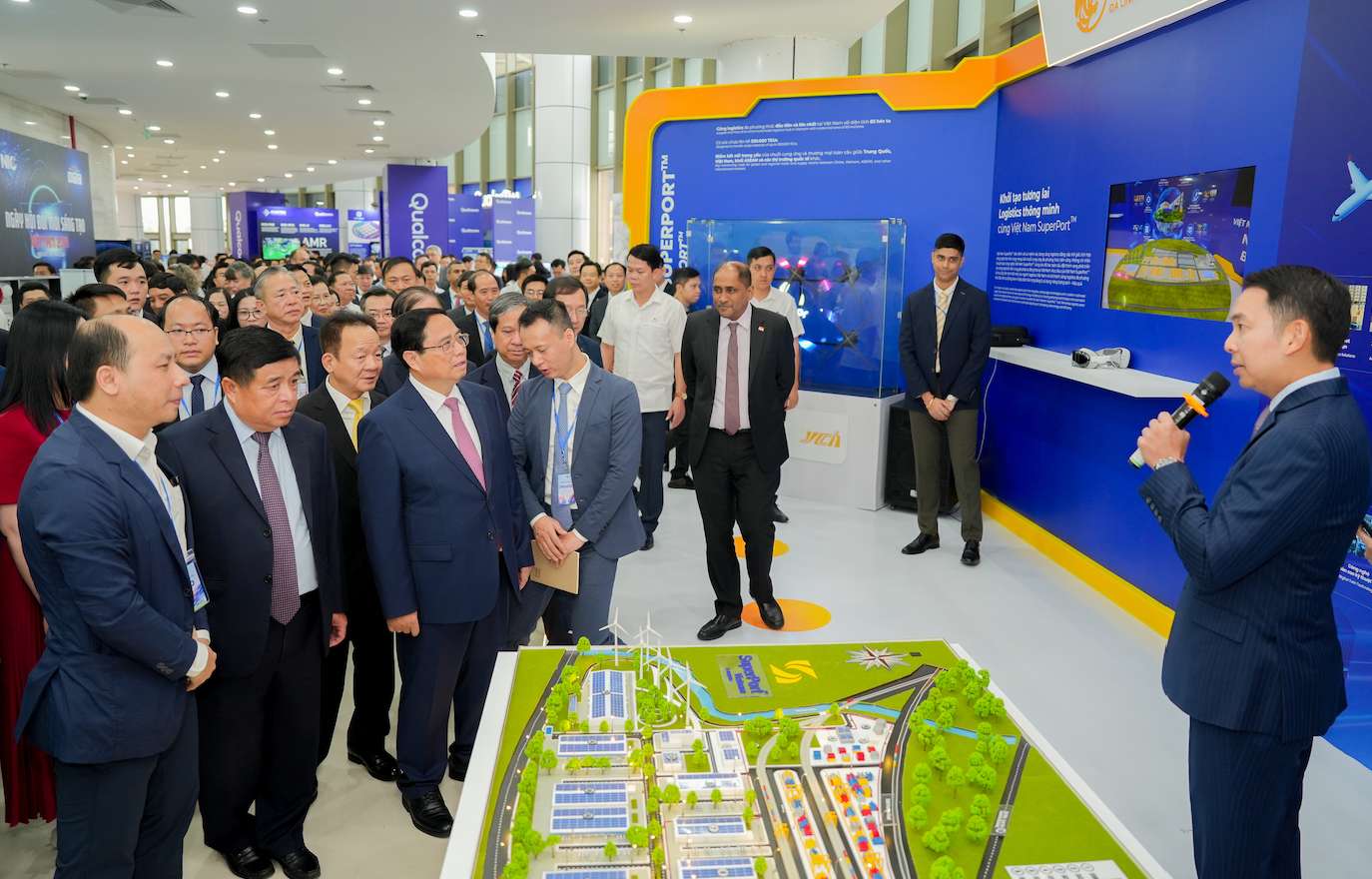  Thủ tướng Chính phủ Phạm Minh Chính tham quan một số gian hàng tại Ngày hội Đổi mới sáng tạo Việt Nam 2024. Ảnh: MPI