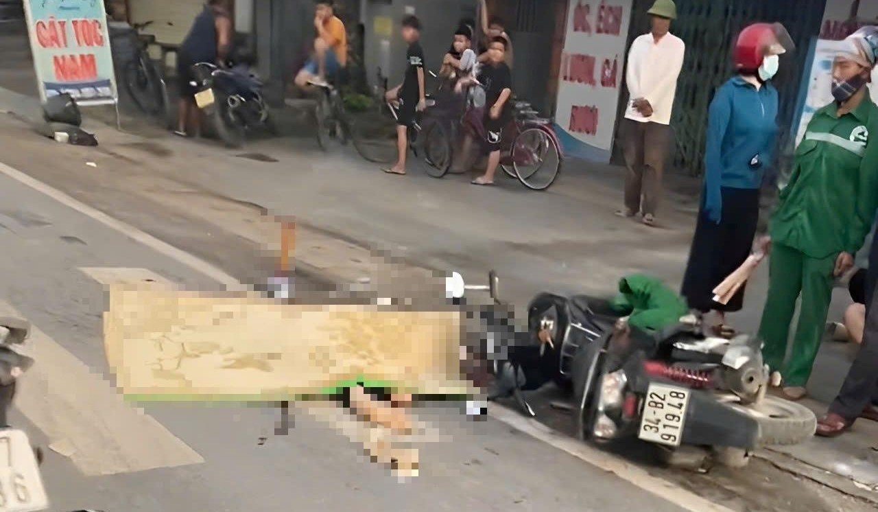 Female worker died on the spot after colliding with a tractor-trailer on Highway 5 in Hai Duong province. Photo: Provided by local people