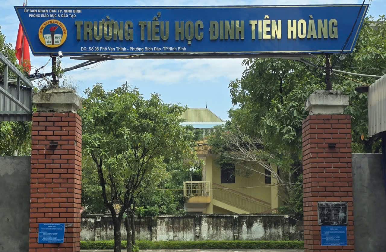 Ban Giám hiệu trường Tiểu học Đinh Tiên Hoàng đã có quyết định tạm đình chỉ công tác đối với cô giáo N.T.V. và đang xem xét để có hình thức kỷ luật. Ảnh: Nguyễn Trường