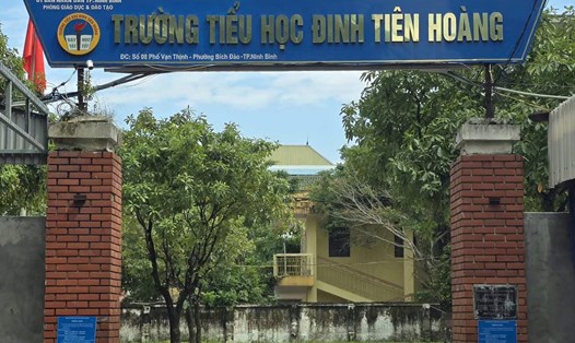 Ban Giám hiệu trường Tiểu học Đinh Tiên Hoàng đã có quyết định tạm đình chỉ công tác đối với cô giáo N.T.V. và đang xem xét để có hình thức kỷ luật. Ảnh: Nguyễn Trường