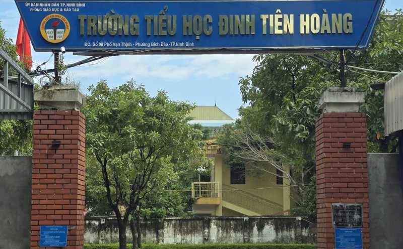 Ban Giám hiệu trường Tiểu học Đinh Tiên Hoàng đã có quyết định tạm đình chỉ công tác đối với cô giáo N.T.V. và đang xem xét để có hình thức kỷ luật. Ảnh: Nguyễn Trường