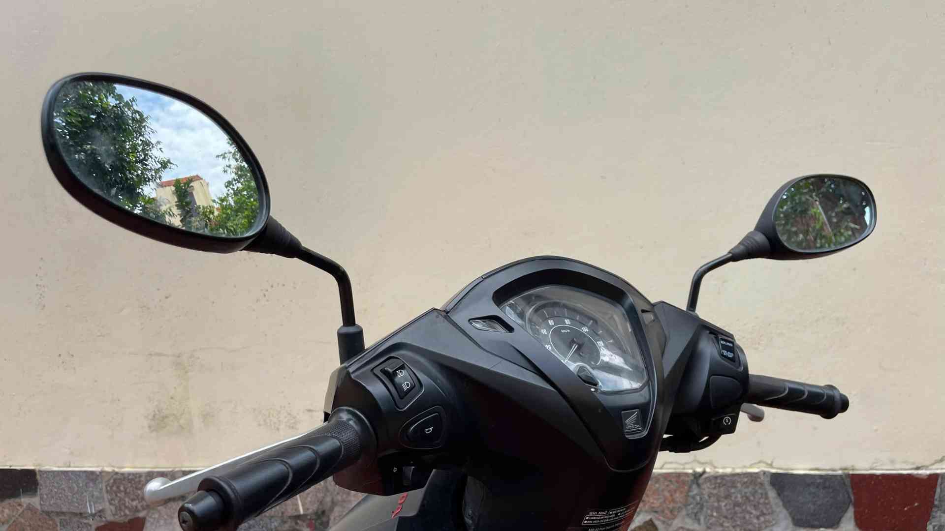 Tránh một vài sai lầm khi sử dụng gương xe tay ga giúp người lái thêm an tâm tham gia giao thông. Ảnh: Ngọc Diệp. 