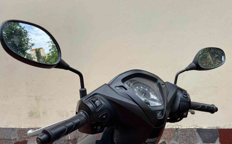 Avoiding a few mistakes when using scooter mirrors helps drivers feel more secure when participating in traffic. Photo: Ngoc Diep.
