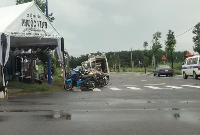 Khu vực hiện trường vụ tai nạn xe tải do người vợ cầm lái cán chồng tử vong. Ảnh: Đình Trọng