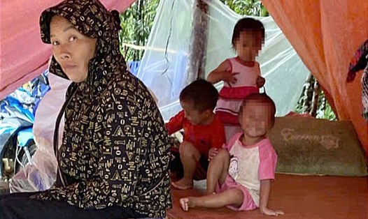 Các em nhỏ được nghỉ học để tránh sạt lở. Ảnh: Đinh Đại