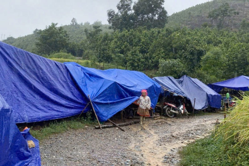 Nguoi dan o huyen Bac Ha (Lao Cai) chuyen den song trong nhung lan tam de tranh sat lo. Anh: Dinh Dai