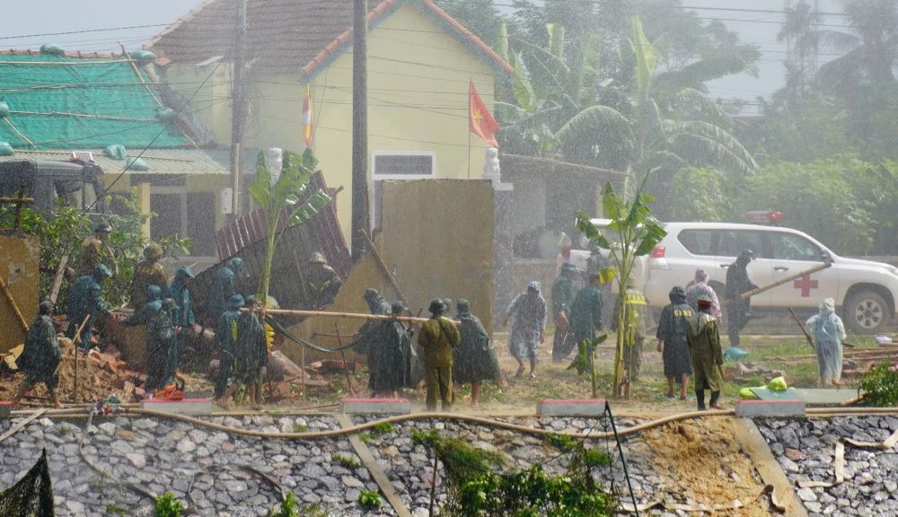 Assuming storm No. 5 sweeps through and destroys houses, forces practice rescue. Photo: Tien Nhat.