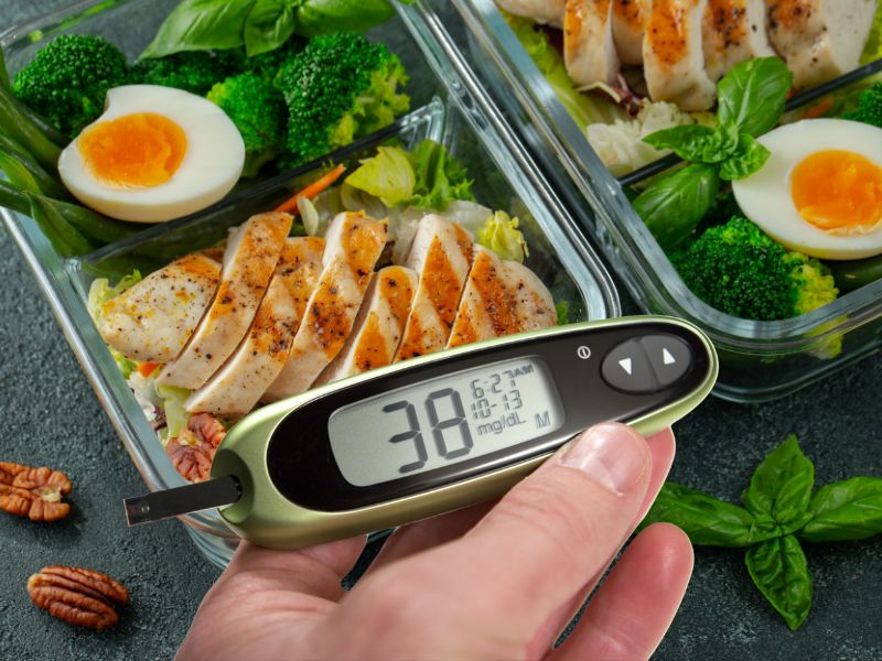 People with hypoglycemia should have a healthy diet. Graphics: Ha May