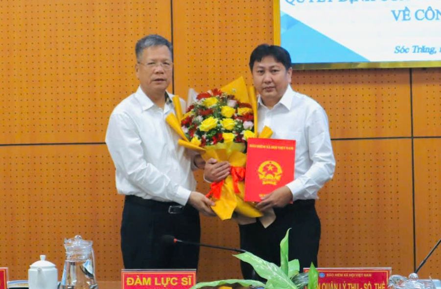Mr. Tran Dinh Lieu - Deputy General Director of Vietnam Social Security presented the Decision to Mr. Quach Thanh Nha. Photo: Soc Trang Provincial Social Security