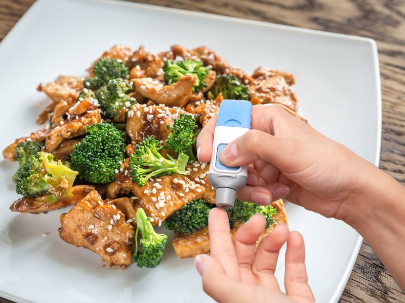 Chúng ta nên duy trì một chế độ ăn uống tốt để giảm cholesterol, đường huyết cao. Đồ họa: Hạ Mây