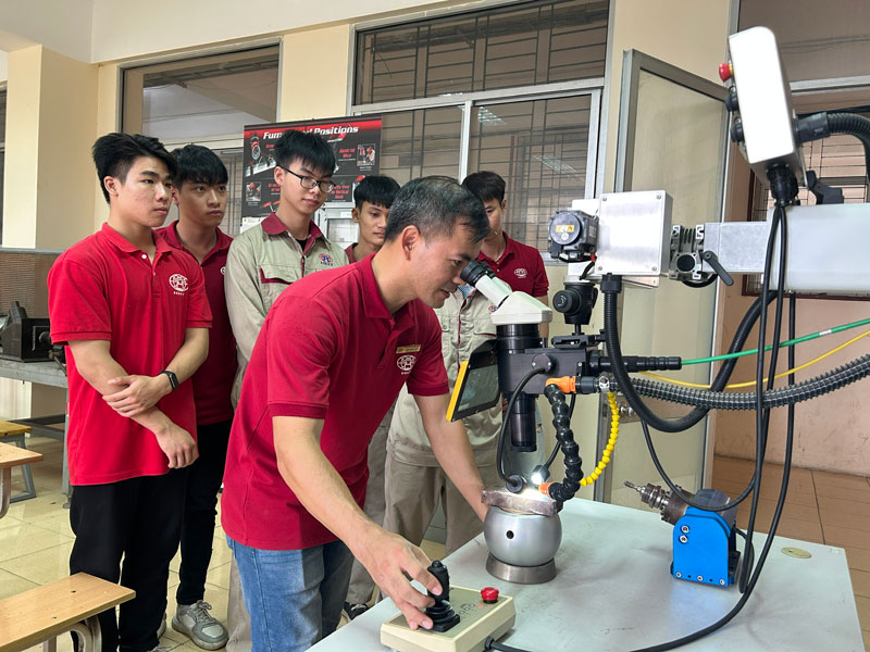 What is the starting salary for students majoring in Welding Technology? Photo: Danh Trang