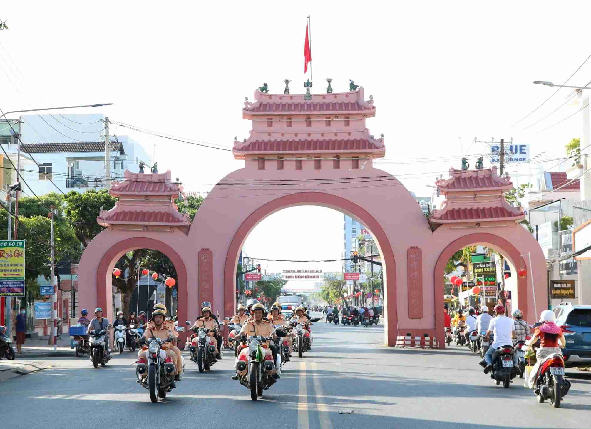 Parade on some main roads of Rach Gia City to promote traffic order and safety for school-age children. Photo: Tien Dung