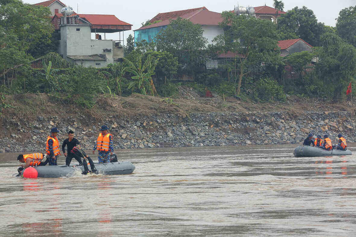 Divers search for 4 missing victims in the collapsed Phong Chau bridge. Photo: Vu Huong