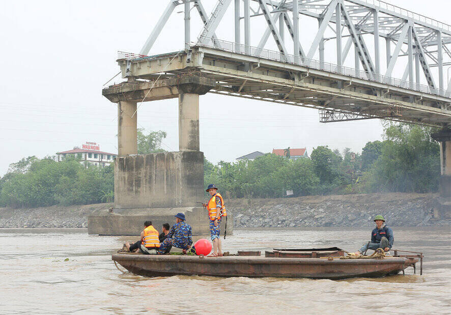 Xuong may cua So Giao thong tinh Phu Tho ho tro tho lan. Anh: Vu Huong