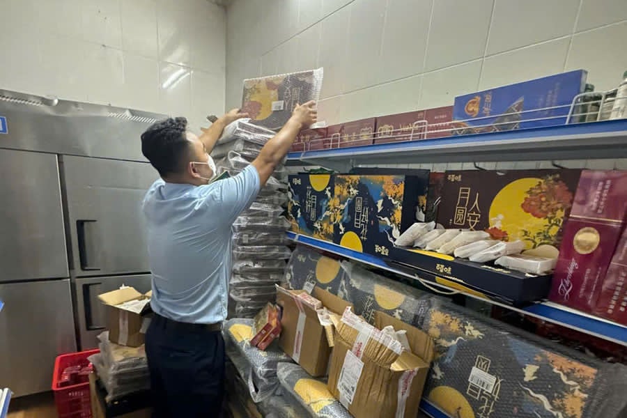 Hanoi Market Management Department is always proactive in inspecting and controlling the goods market well during the 2024 Mid-Autumn Festival. Photo: Hanoi Market Management Department