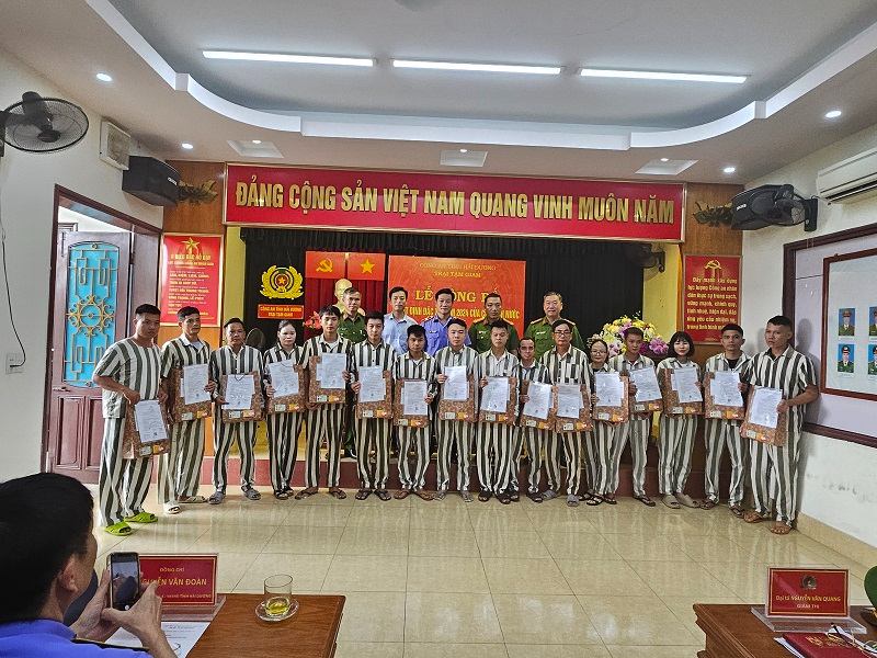 Hai Duong Provincial Police held a ceremony to announce the President's amnesty decision for prisoners serving prison sentences who meet the conditions. Photo: Hai Duong Provincial Police