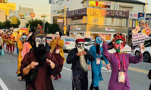 Diễu hành mặt nạ của đoàn nghệ thuật Hội An trên đường phố Andong . Ảnh: Sơn Ca