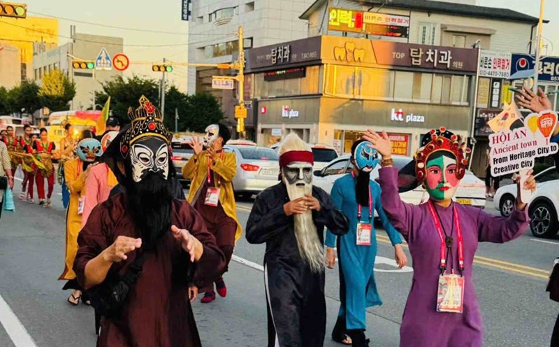 Mask parade of Hoi An art troupe on Andong street. Photo: Son Ca