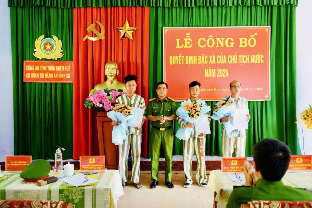 Colonel Ho Xuan Phuong - Deputy Director of Thua Thien Hue Provincial Police Department presents amnesty decisions to prisoners. Photo: Tran Hong.