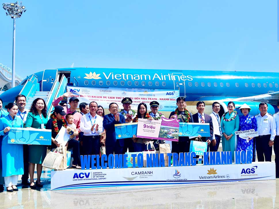 Khánh Hòa chào đón vị khách du lịch thứ 9 triệu trong năm 2024. Ảnh: Lê Xưa