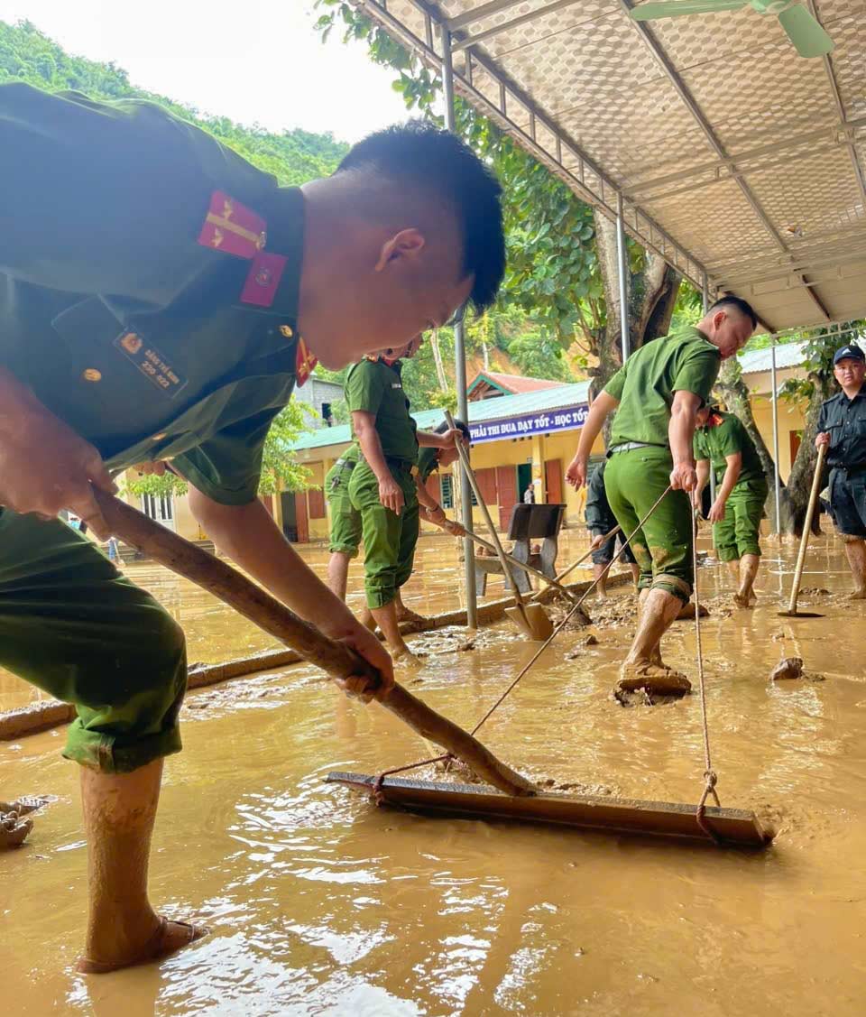 Luc luong cong an tham gia khac phuc hau qua lu quet. Anh: Duy Chuong.