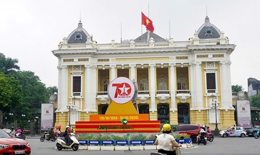 Tấm pano cỡ lớn được đặt trước khu vực Nhà hát lớn Hà Nội. Ảnh: Nhật Minh