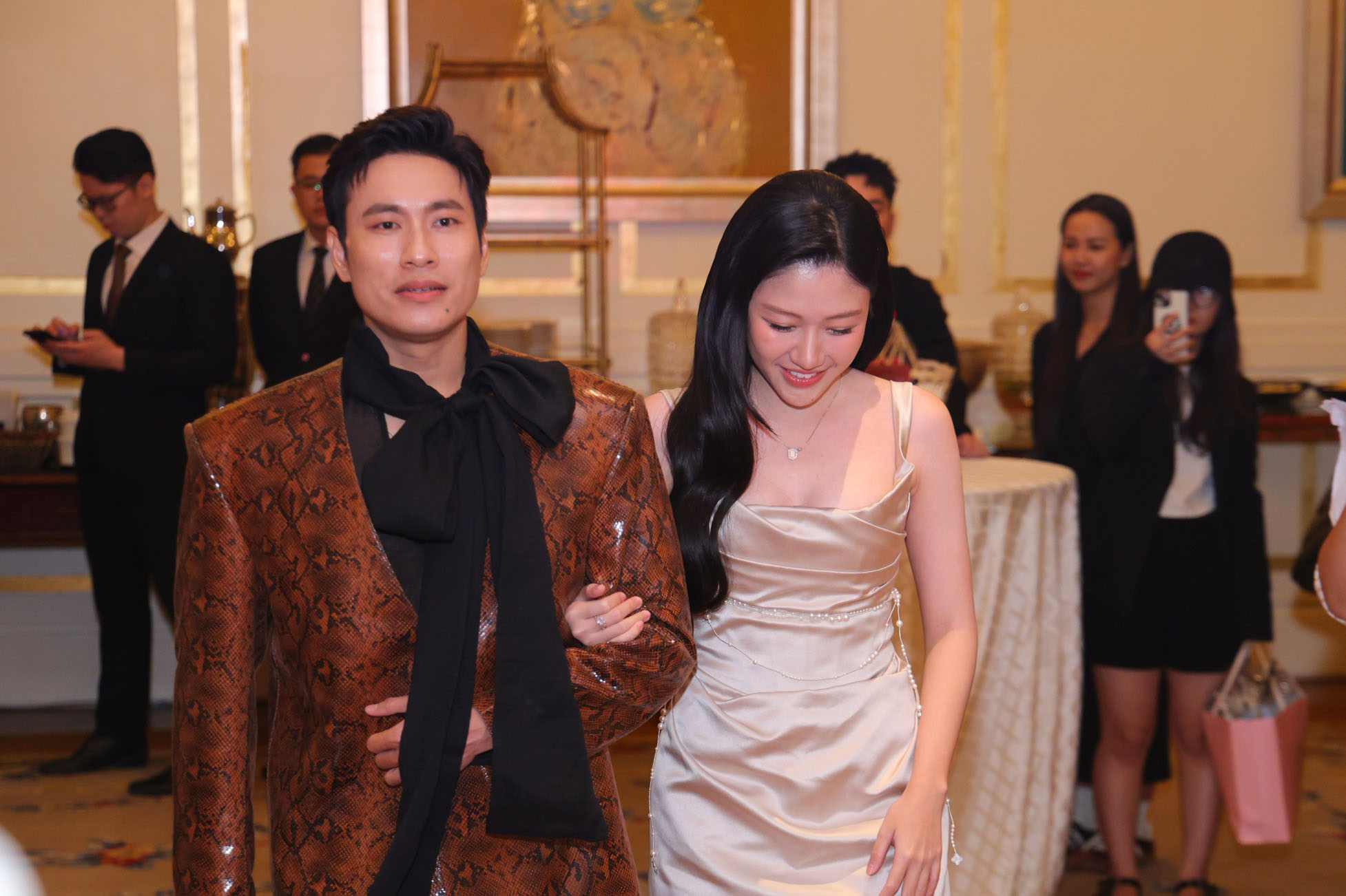 Uyen An - Kieu Minh Tuan at the press conference of the movie The Bride of a Rich Family. Photo: Producer.