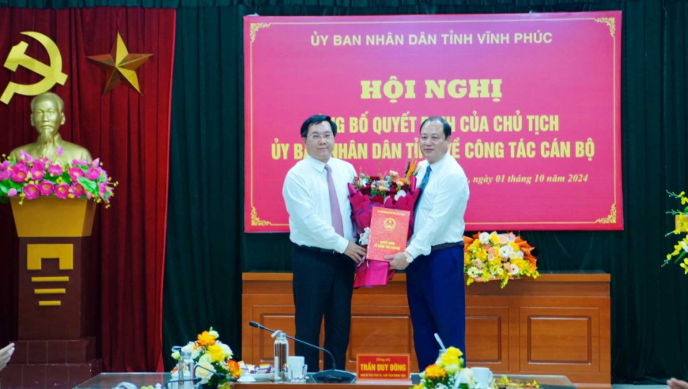 Presenting the decision and congratulating the new Director of the Department of Transport. Photo: Vinh Phuc Province Electronic Information Portal