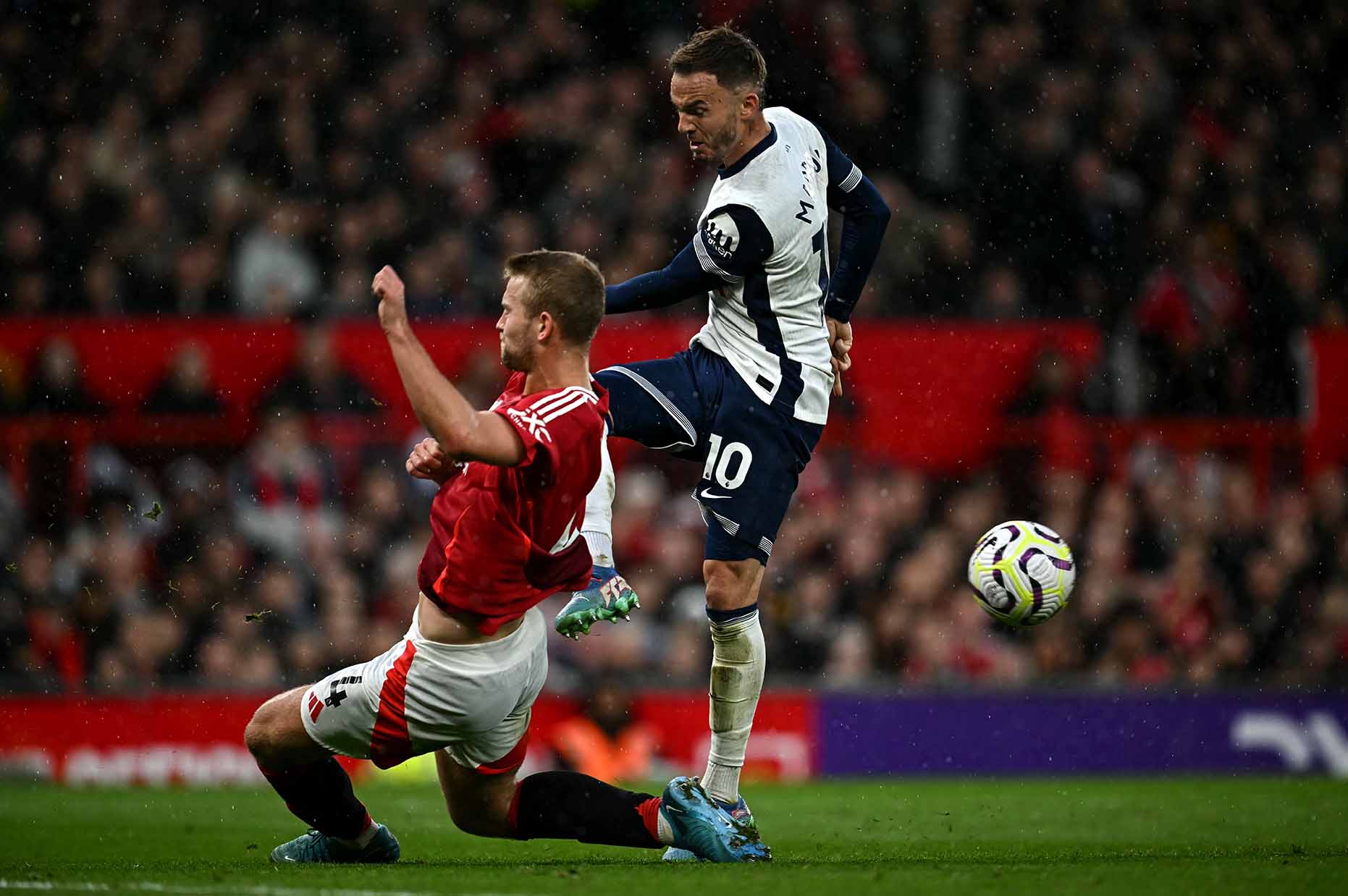 Tottenham da dam mao hiem va co duoc thanh qua tai Old Trafford. Anh: AFP