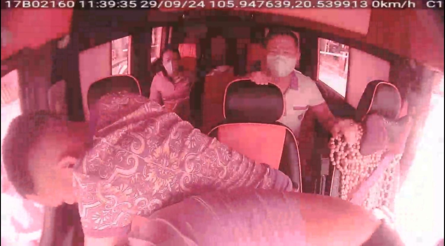 2 đối tượng cùng khống chế, tì đè để hành hung tài xế ngay trên xe khi xe qua địa phận tỉnh Hà Nam. Ảnh cắt từ clip do bạn đọc cung cấp