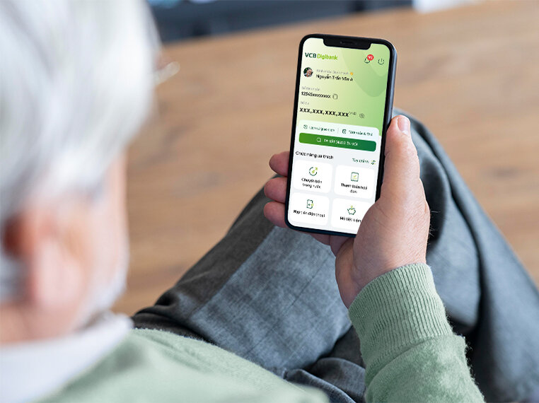 VCB Digibank updates version with large letters and clear numbers for elderly customers. Photo: VCB