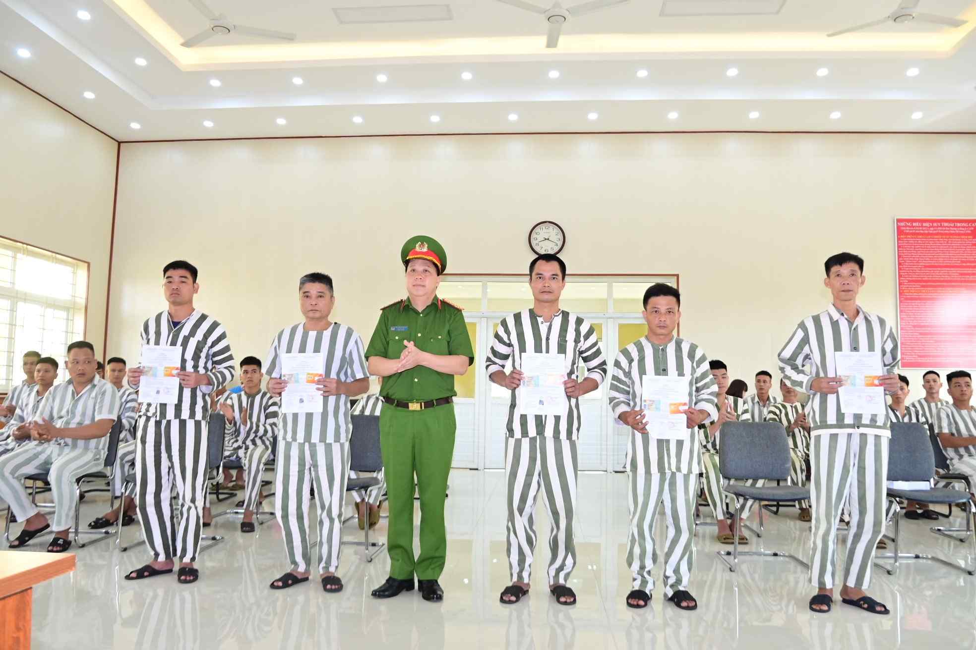 Công an TP Hải Phòng trao quyết định đặc xá của Chủ tịch nước cho các phạm nhân. Ảnh: Công an Hải Phòng