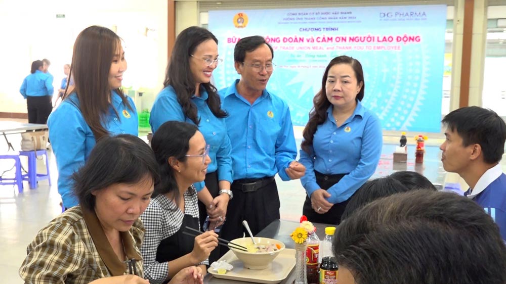 LĐLĐ TP Cần Thơ thăm và trò chuyện với công nhân Công ty Cổ phần Dược Hậu Giang tại Bữa cơm Công đoàn. Ảnh: Tạ Quang