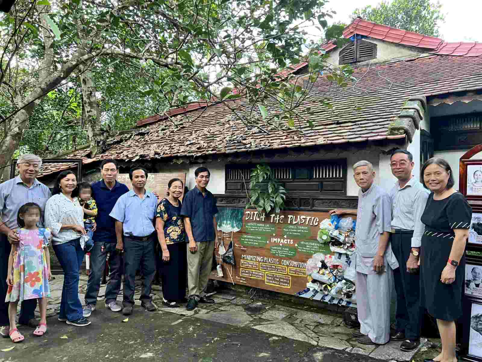 The community participates in activities to reduce plastic waste at the Luong Quan - Nguyet Bieu tourist site. Photo: Quang Hao