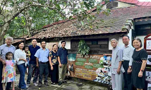 Cộng đồng dân cư tham gia các hoạt động giảm rác thải nhựa tại điểm du lịch Lương Quán - Nguyệt Biều. Ảnh: Quang Hào