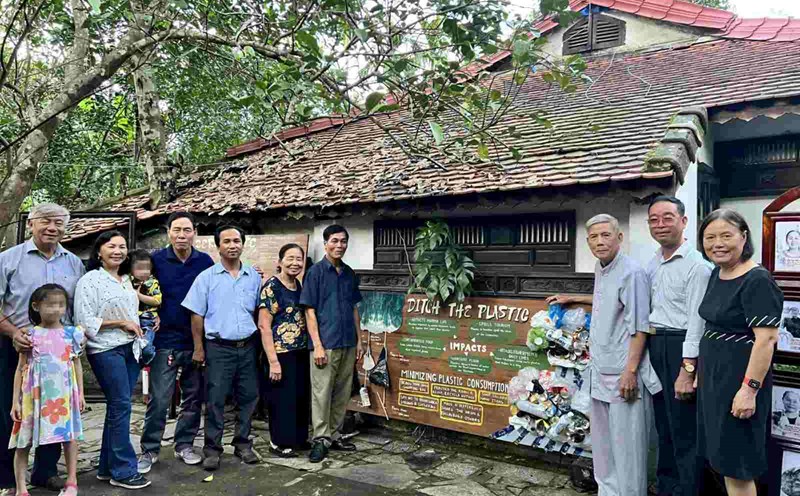 The community participates in activities to reduce plastic waste at the Luong Quan - Nguyet Bieu tourist site. Photo: Quang Hao