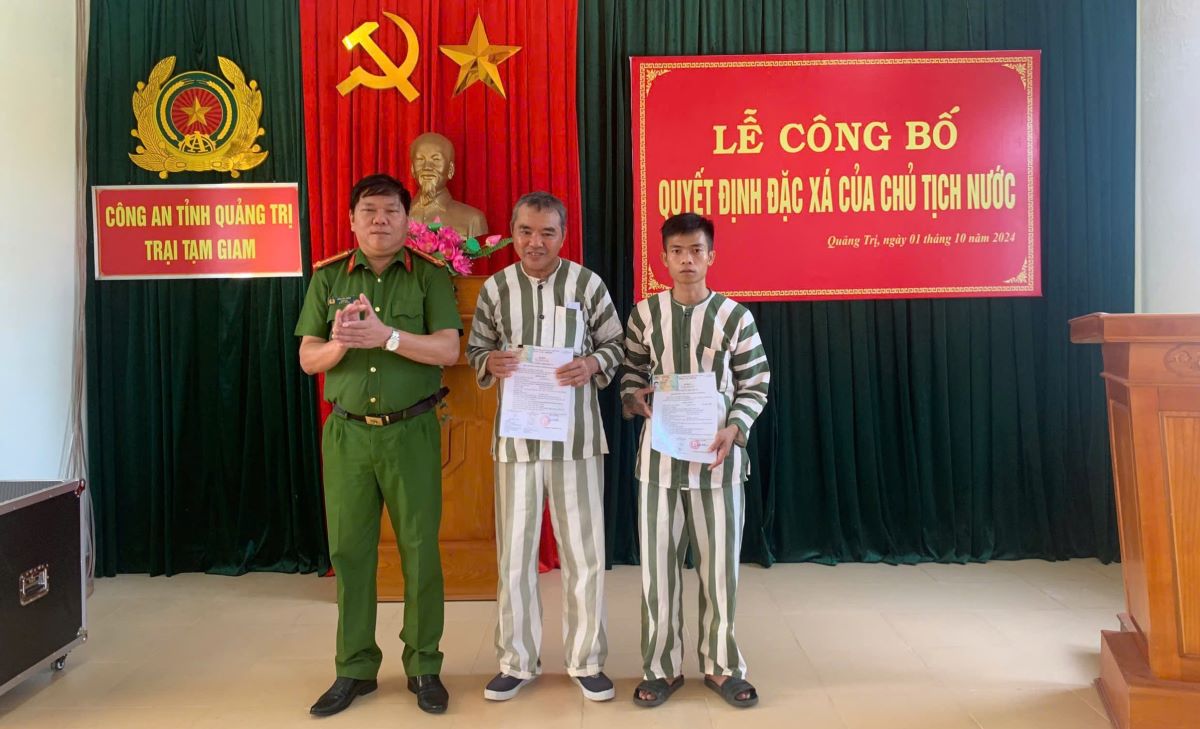 Leaders of Quang Tri Provincial Police Detention Center presented amnesty decisions to two prisoners. Photo: Anh Tuan.
