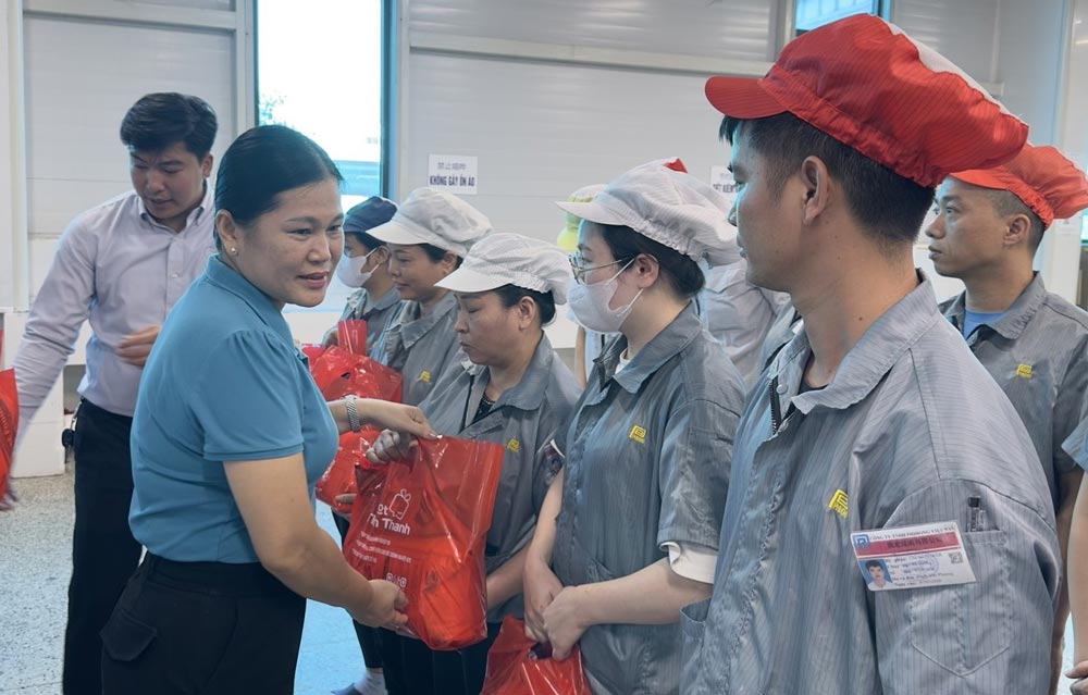 Công đoàn Khu kinh tế Hải Phòng trao hỗ trợ cho NLĐ bị ảnh hưởng bởi bão số 3. Ảnh: CĐ Khu kinh tế Hải Phòng